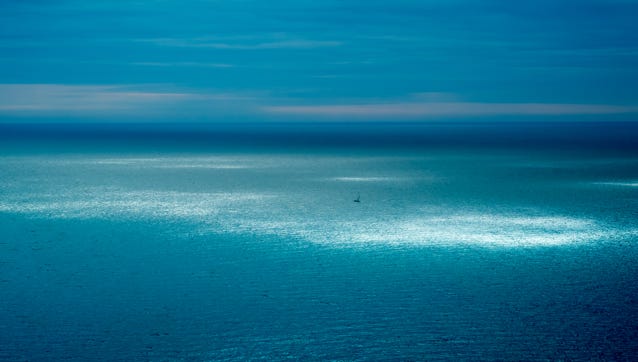 Meer mit Segelboot vor Rügen